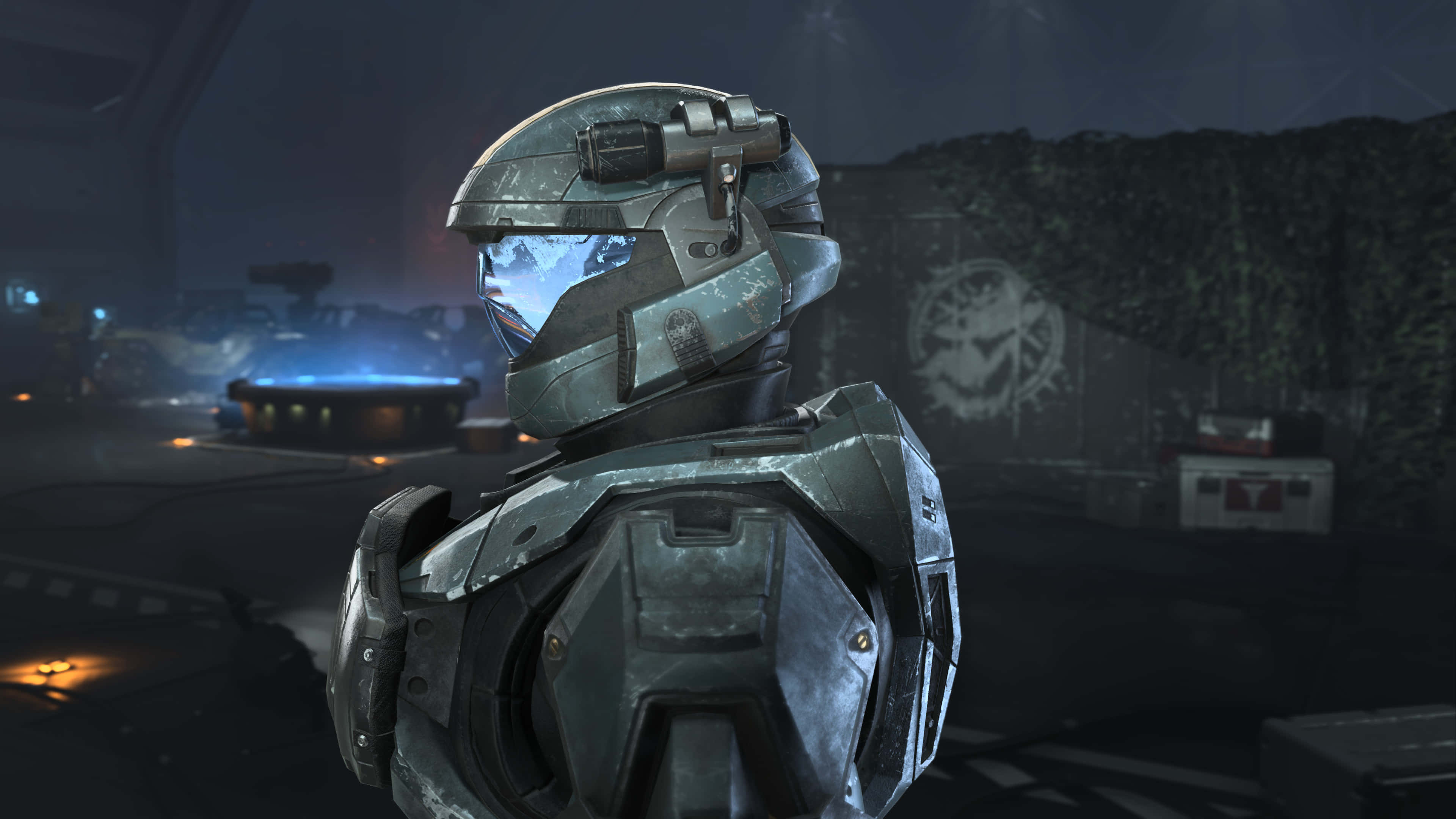 Halo Odst 4K 桌布 壁紙 — 一名身穿未來裝甲的士兵站在光線昏暗的科幻地堡中，周圍有發光的藍色燈光和軍事裝備。