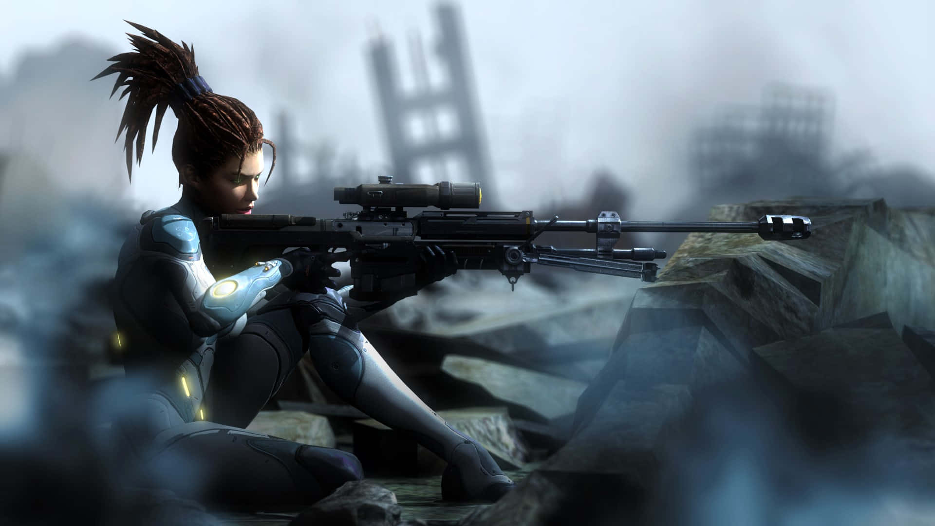 Starcraft Characters 桌布 壁紙 — 一名身穿未來裝甲的女兵蹲在瓦礫上，透過迷霧籠罩的城市廢墟瞄準狙擊步槍。