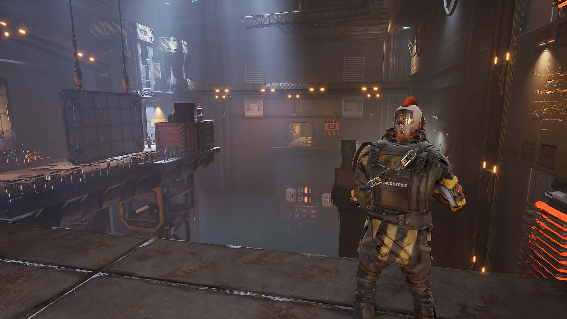 1920x1080 Wolfenstein Ii 桌布 壁紙 — 一名身穿未來風格盔甲的士兵站在金屬平台上，俯瞰一個光線昏暗的工業設施，設施內有懸掛的木箱和發光的橙色燈光。