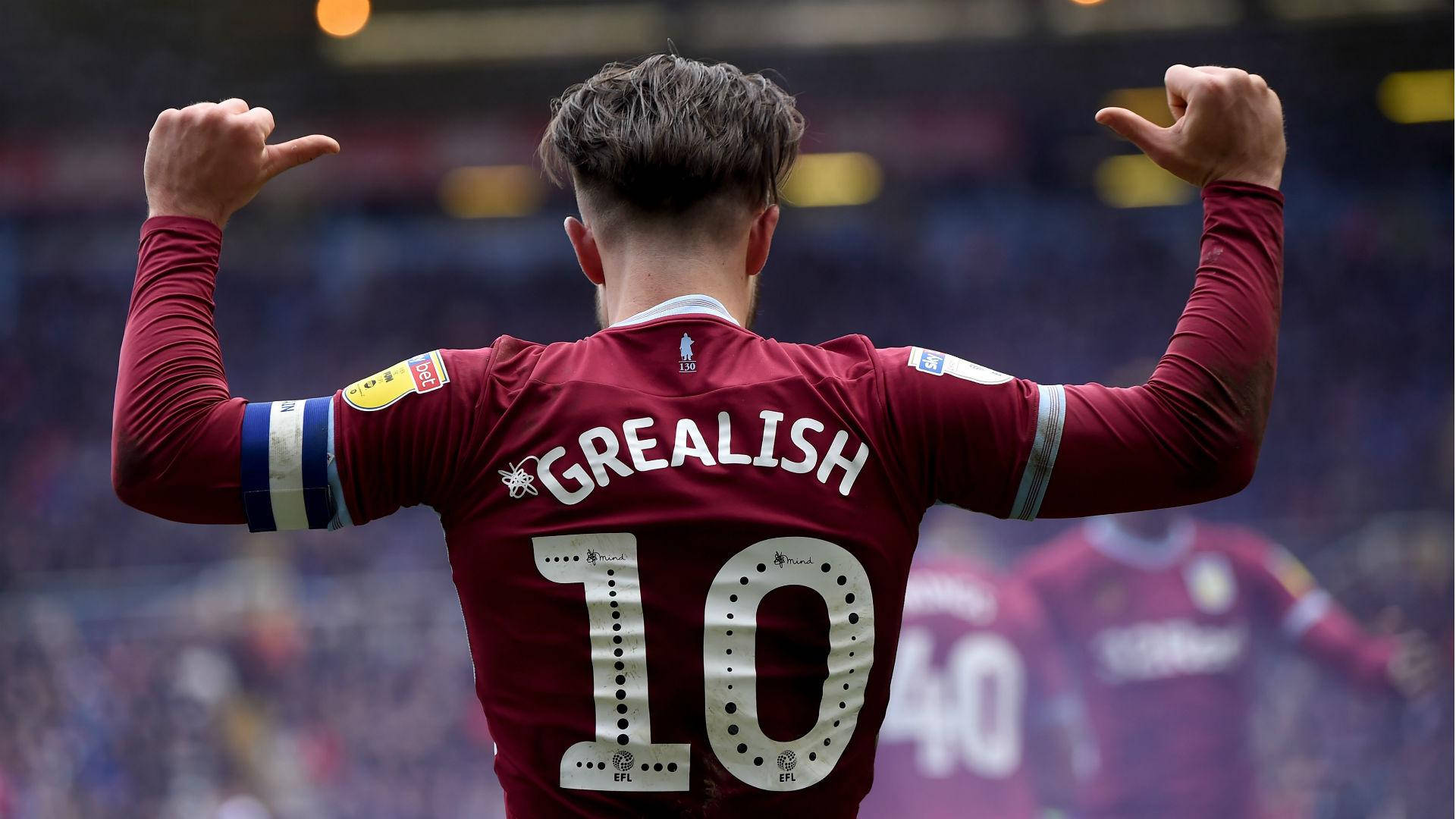 足球 桌布 壁紙 — 一名身穿栗紅色球衣、背後印有「Grealish 10」的足球員，雙手指向肩膀慶祝。