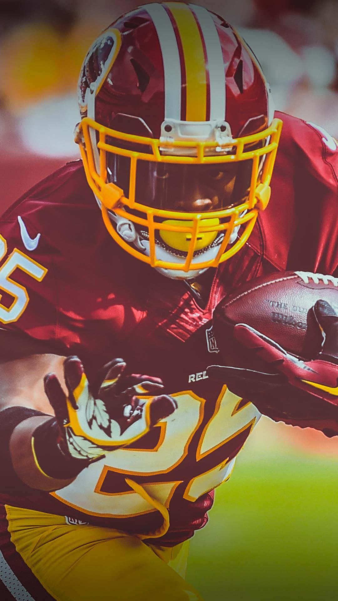 Washington Redskins 桌布 壁紙 — 一名身穿栗色和金色裝備的足球員帶著球衝刺，專注的目光注視著前方。
