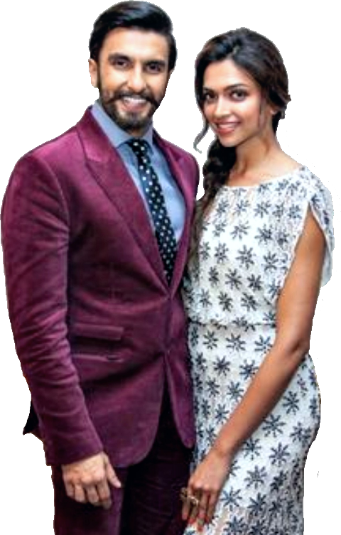 Deepika 桌布 壁紙 — 一名身穿栗色天鵝絨西裝的男子和一名身穿白色花卉連衣裙的女子在黑色背景前一起微笑。