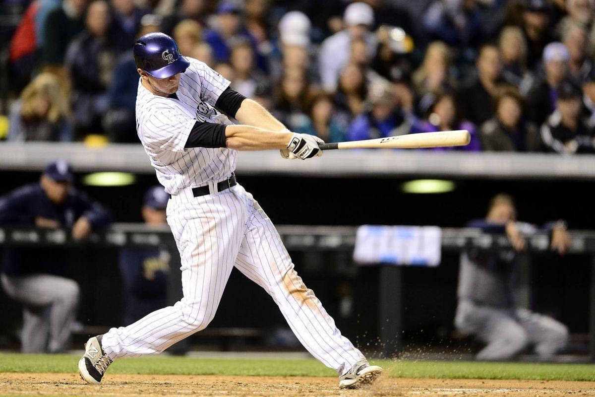 Dj Lemahieu 桌布 壁紙 — 一名身穿條紋球衣的棒球運動員在夜間比賽中，在球場燈光下全神貫注地揮棒。