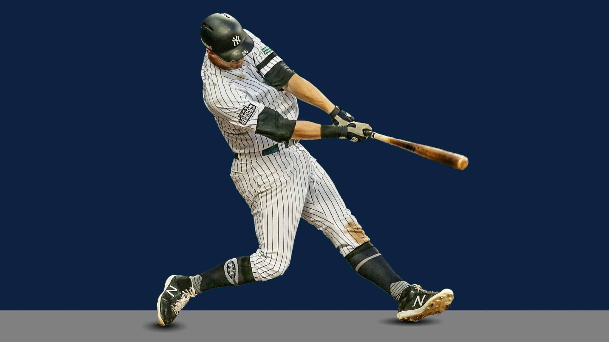 Dj Lemahieu 桌布 壁紙 — 一名身穿條紋球衣的棒球運動員在純藍色背景下，專注地揮動球棒。