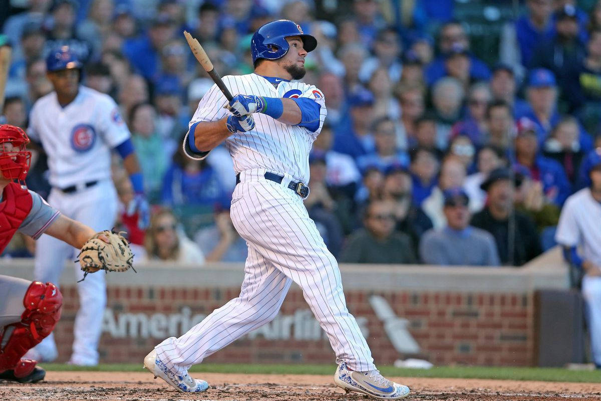 Chicago Cubs 桌布 壁紙 — 一名身穿條紋球衣的棒球選手在球場燈光下專注地揮棒。