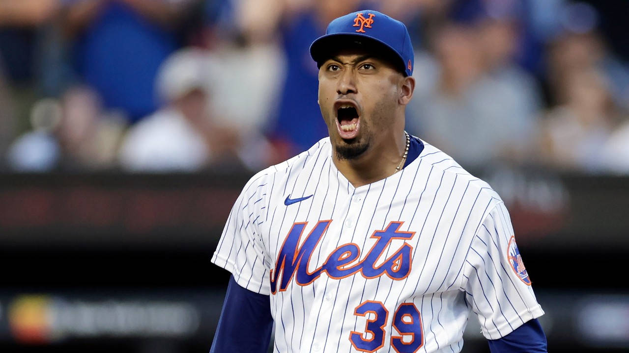 MLB 桌布 壁紙 — 一名身穿條紋球衣的紐約大都會棒球選手在夜間比賽中，於球場燈光下熱情地大喊。