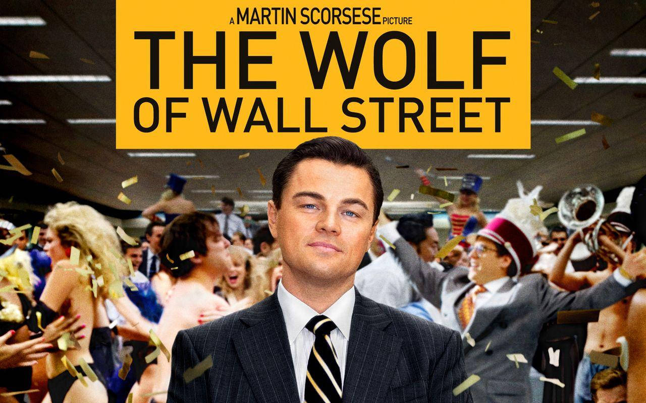 Wolf Of Wall Street 桌布 壁紙 — 一名身穿條紋西裝的男子冷靜地站著，身後一場混亂的辦公室派對中五彩紙屑如雨般落下。