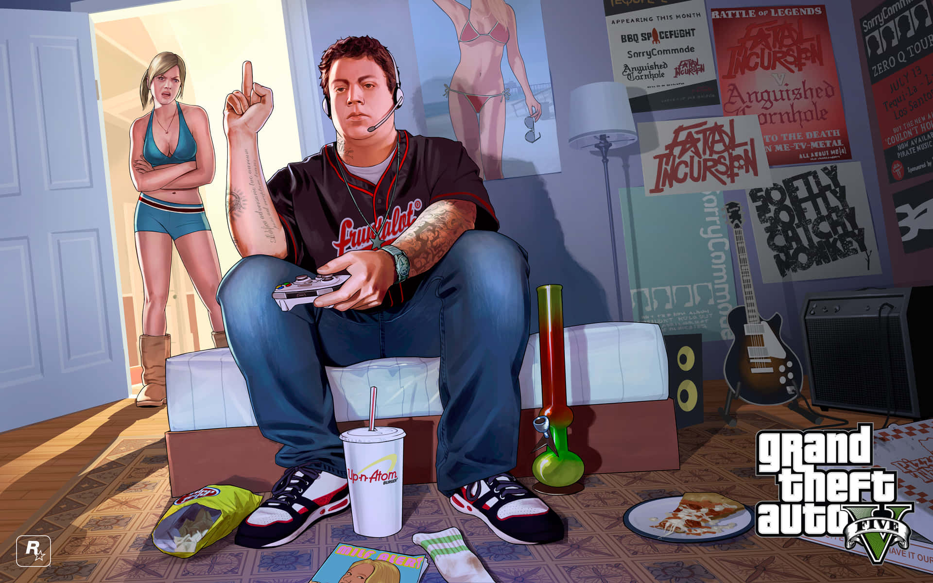棒球衣遊戲玩家拿控制器，比基尼女性站門口。 — GTA 5 動圖 壁紙