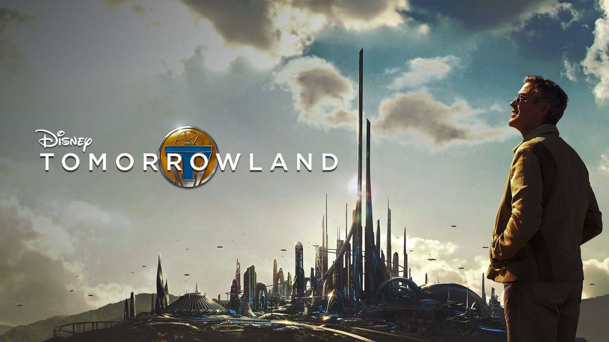 Tomorrowland Movie 桌布 壁紙 — 一名身穿棕色外套的男子抬頭仰望，在陰天天空下，未來主義城市景觀中帶有Tomorrowland標誌。