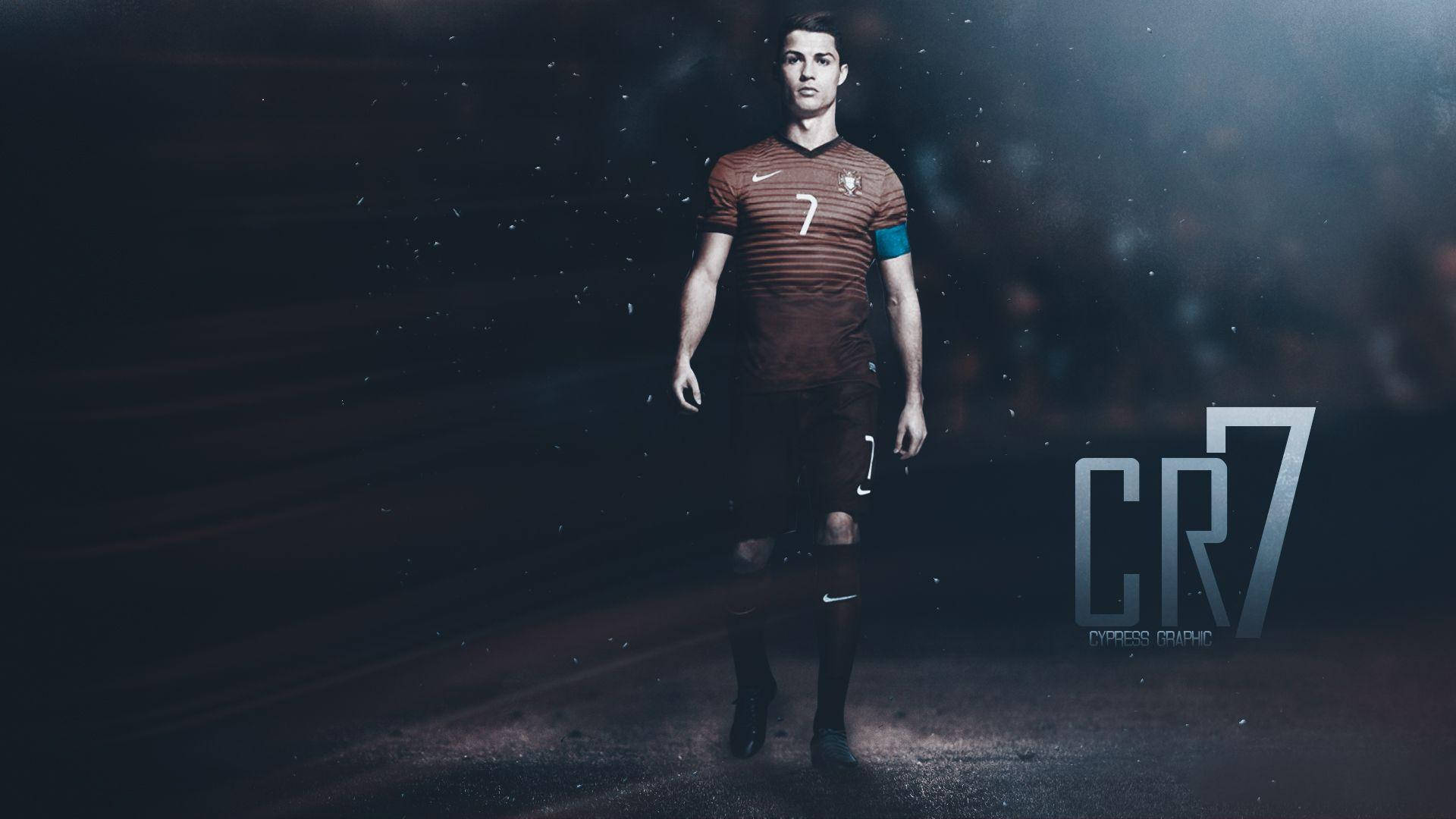 Ronaldo 桌布 壁紙 — 一名身穿棕色條紋球衣、背號7的足球員在戲劇性的球場燈光下自信地站立，旁邊的「CR7」標誌閃閃發光。