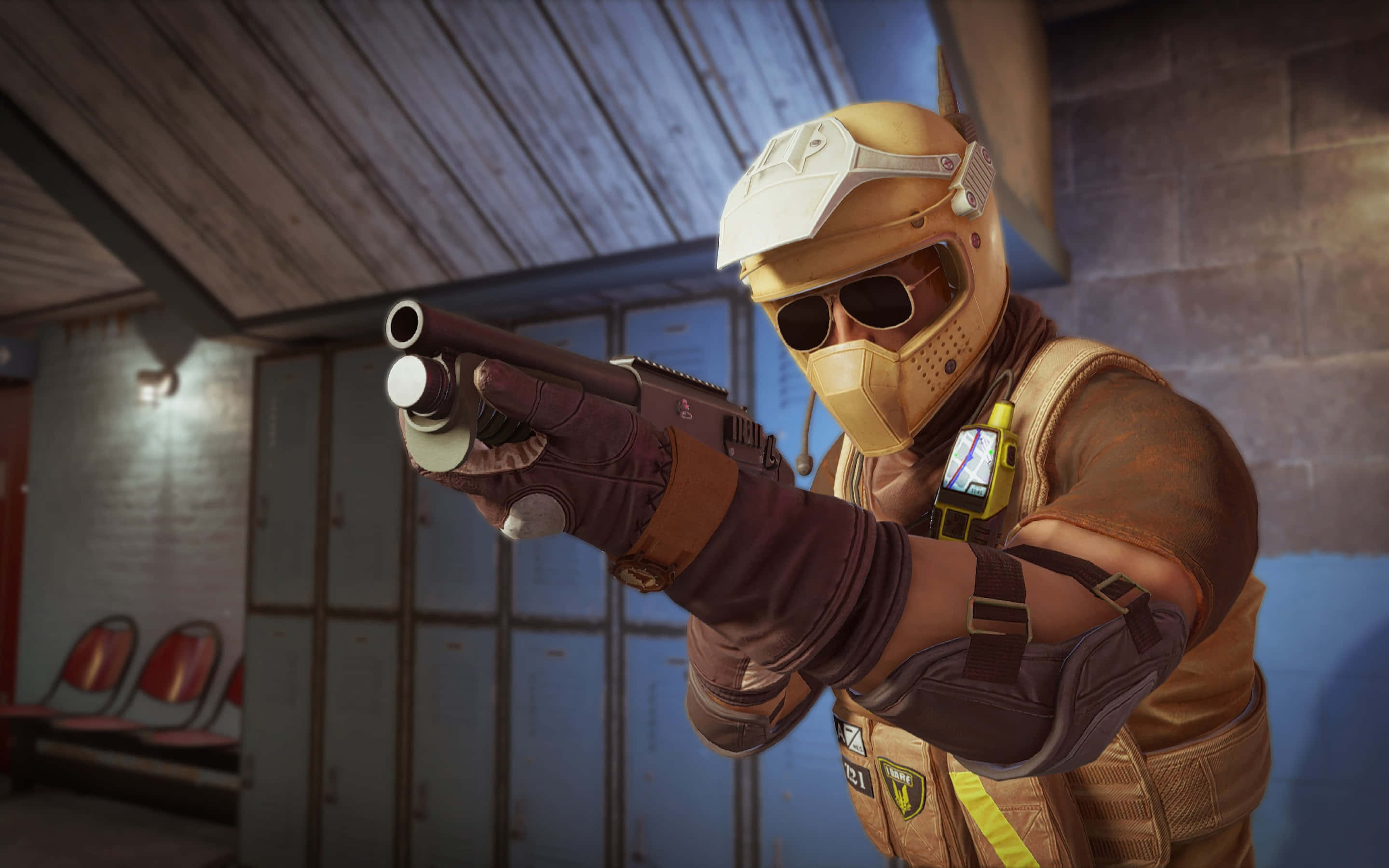 Rainbow Six Siege Mozzie 桌布 壁紙 — 一名身穿棕褐色裝備和頭盔的士兵在光線昏暗、有紅色椅子的更衣室中瞄準手槍。