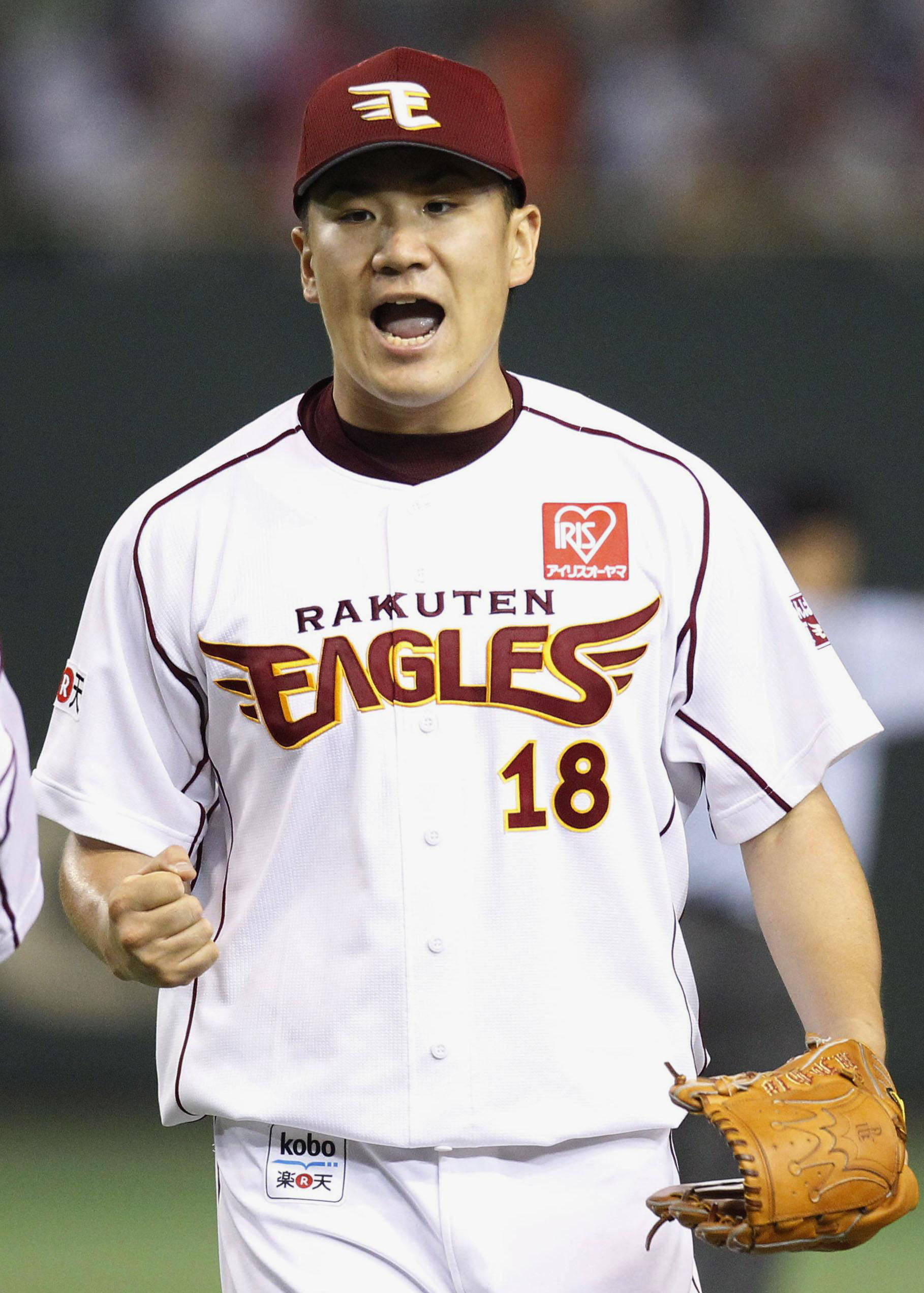 masahiro tanaka 桌布 壁紙 — 一名身穿樂天金鷹隊球衣的棒球選手在球場燈光下比賽時，握緊拳頭、張開嘴巴慶祝。