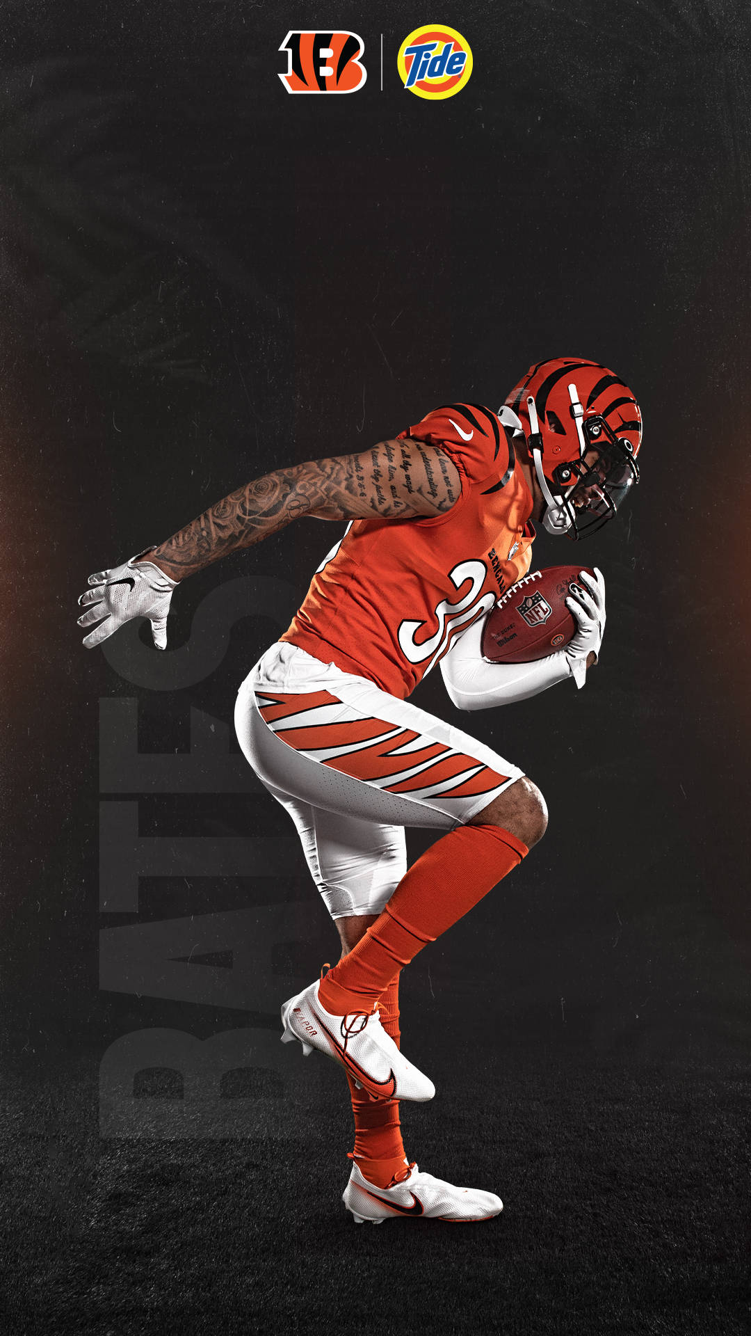 Bengals 桌布 壁紙 — 一名身穿橙白色球衣的辛辛那提猛虎隊美式足球員，在深色紋理背景中持球奔跑。