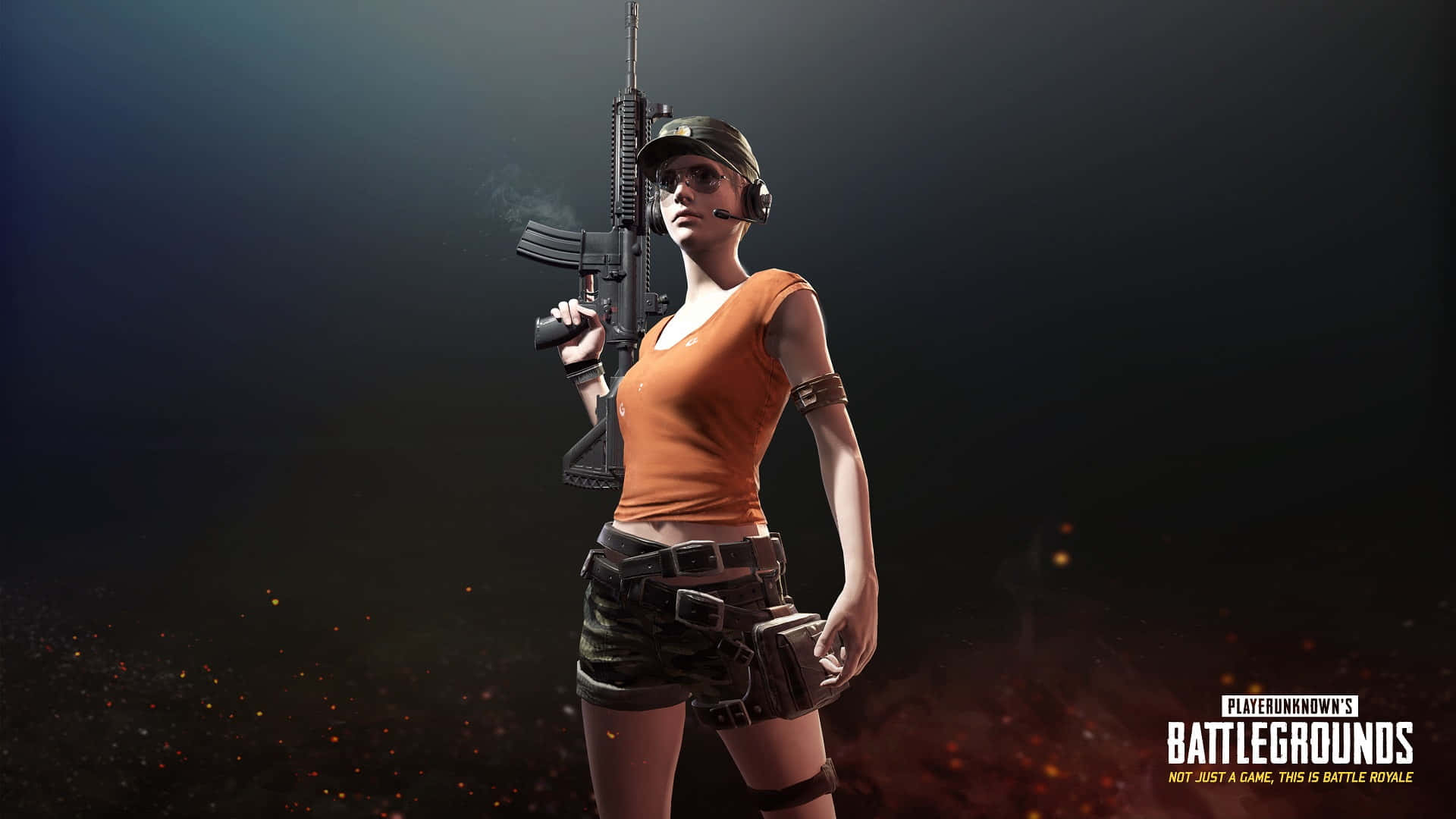 Best Playerunknown's Battlegrounds 桌布 壁紙 — 一名身穿橙色上衣和迷彩短褲的女兵，在黑暗煙霧繚繞的背景中，手持步槍，周圍有發光的餘燼。