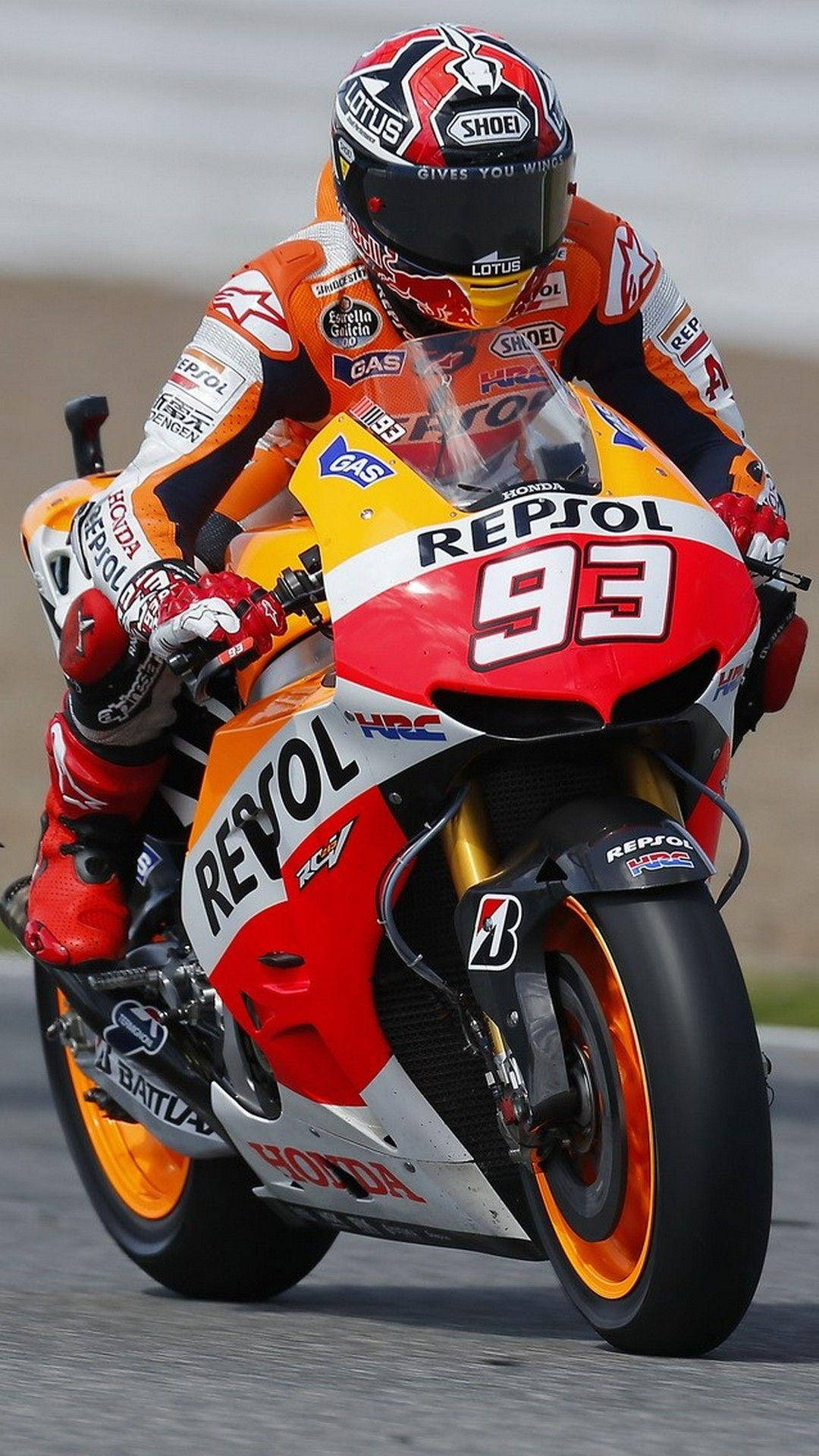  壁紙 — 一名身穿橙色和紅色裝備的摩托車手，在編號93的Repsol Honda賽車上傾斜入彎。