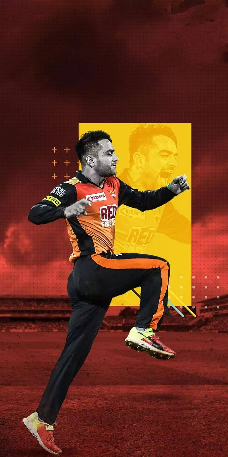 Sunrisers Hyderabad 桌布 壁紙 — 一名身穿橙色和黑色球衣的板球運動員在火紅和黃色背景及球場元素中做出動作。