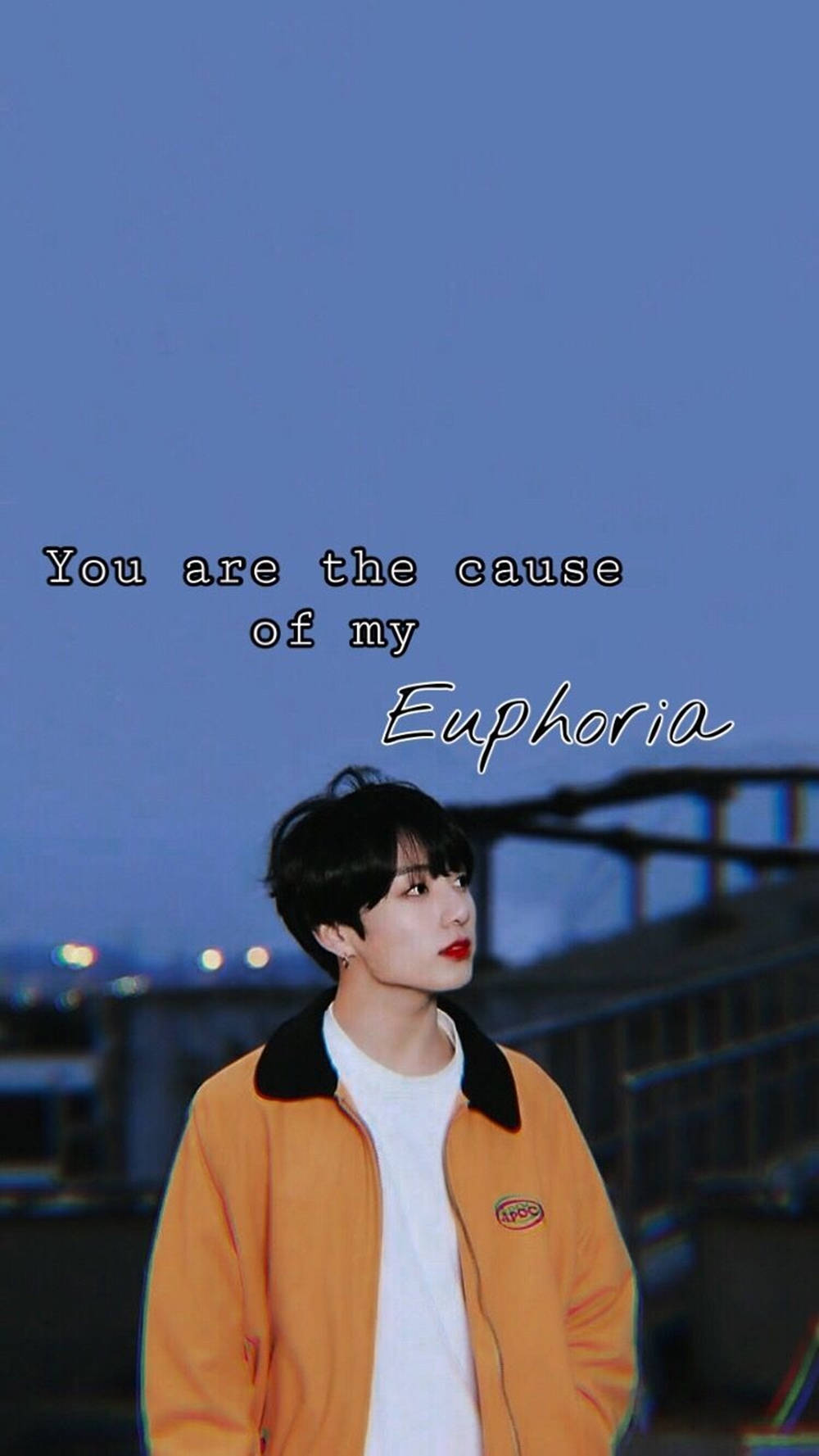 Bts Jk 桌布 壁紙 — 一名身穿橙色外套的年輕男子仰望暮色天空，身後的城市燈光柔和地閃爍。