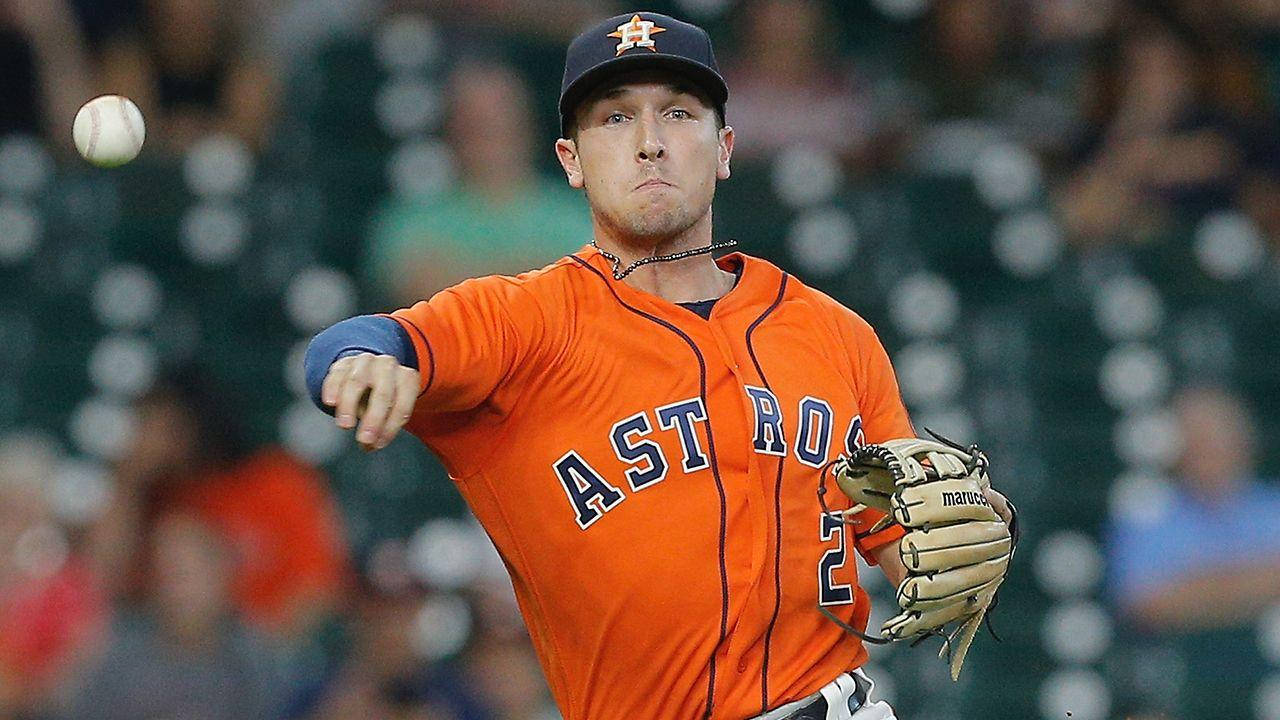 Bregman 桌布 壁紙 — 一名身穿橙色太空人隊球衣的棒球投手正在投球，棒球在空中飛舞，背景是模糊的球場觀眾。