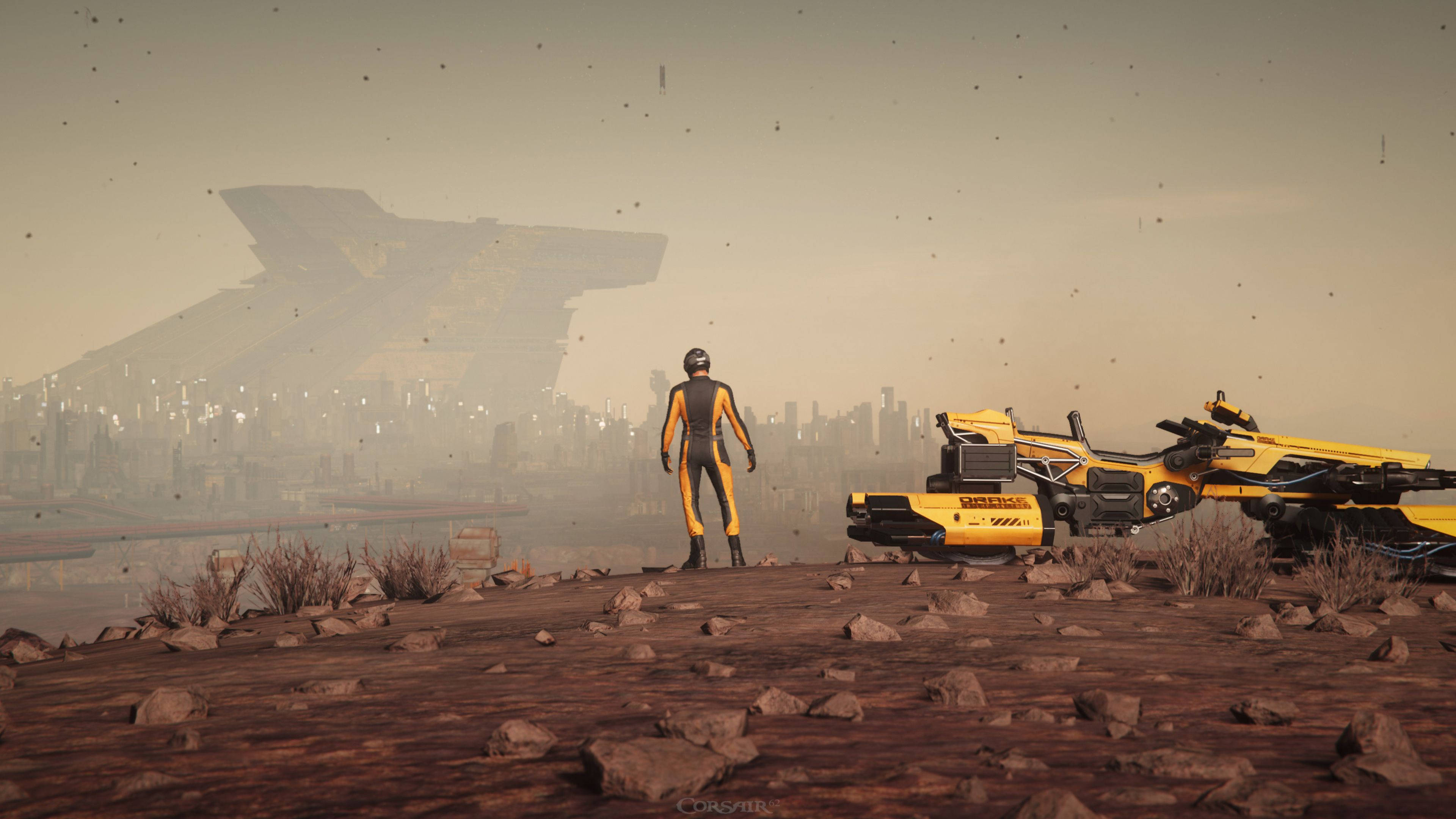 Star Citizen 桌布 壁紙 — 一名身穿橙色太空衣的孤獨太空人站在岩石外星平原上，旁邊有一輛黃色探測車，凝視著朦朧天空下遙遠的未來城市景觀。