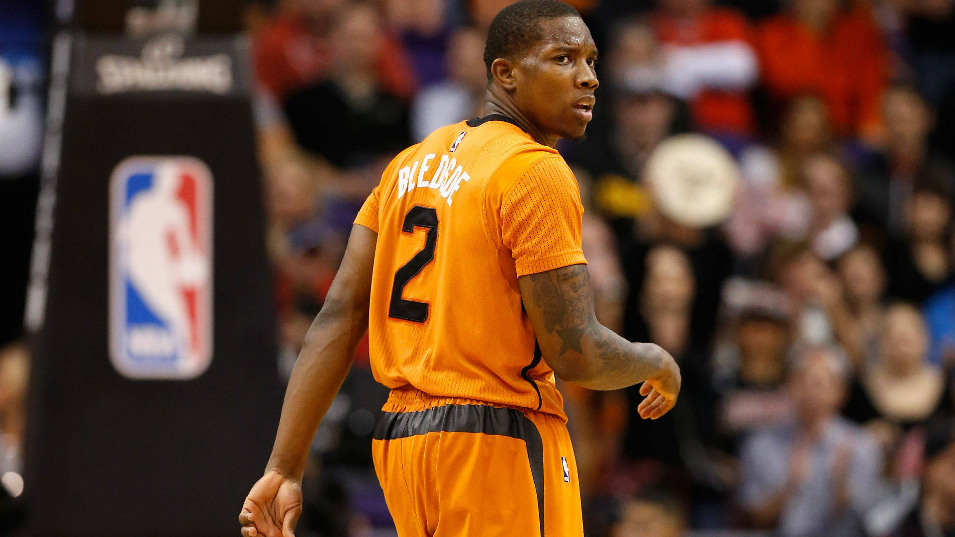 eric bledsoe 桌布 壁紙 — 一名身穿橙色球衣、背號二號的籃球運動員在比賽中轉頭越過肩膀向後看。