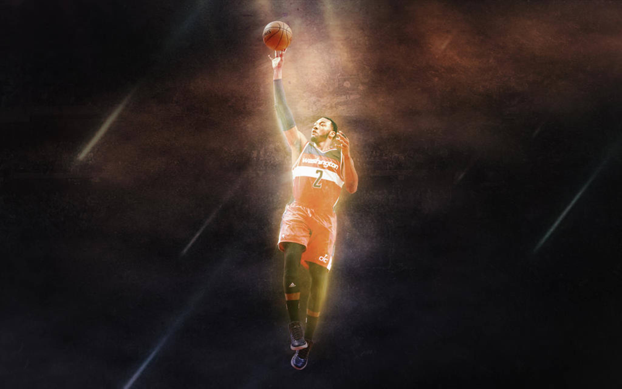 John Wall 桌布 壁紙 — 一名身穿橙色球衣的籃球運動員在黑暗煙霧背景下的戲劇性聚光燈光束中，手持籃球躍起於空中。