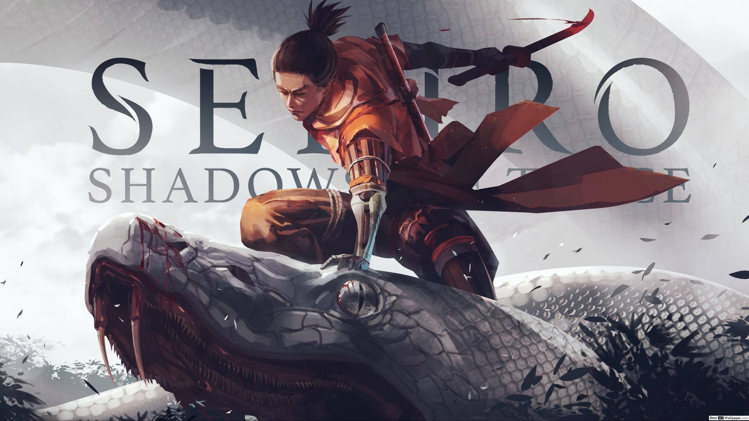 Sekiro 桌布 壁紙 — 一名身穿橙色盔甲的戰士騎著一條巨大的灰色蛇穿過迷霧森林，蛇牙沾血，並帶有戲劇性的標題覆蓋。