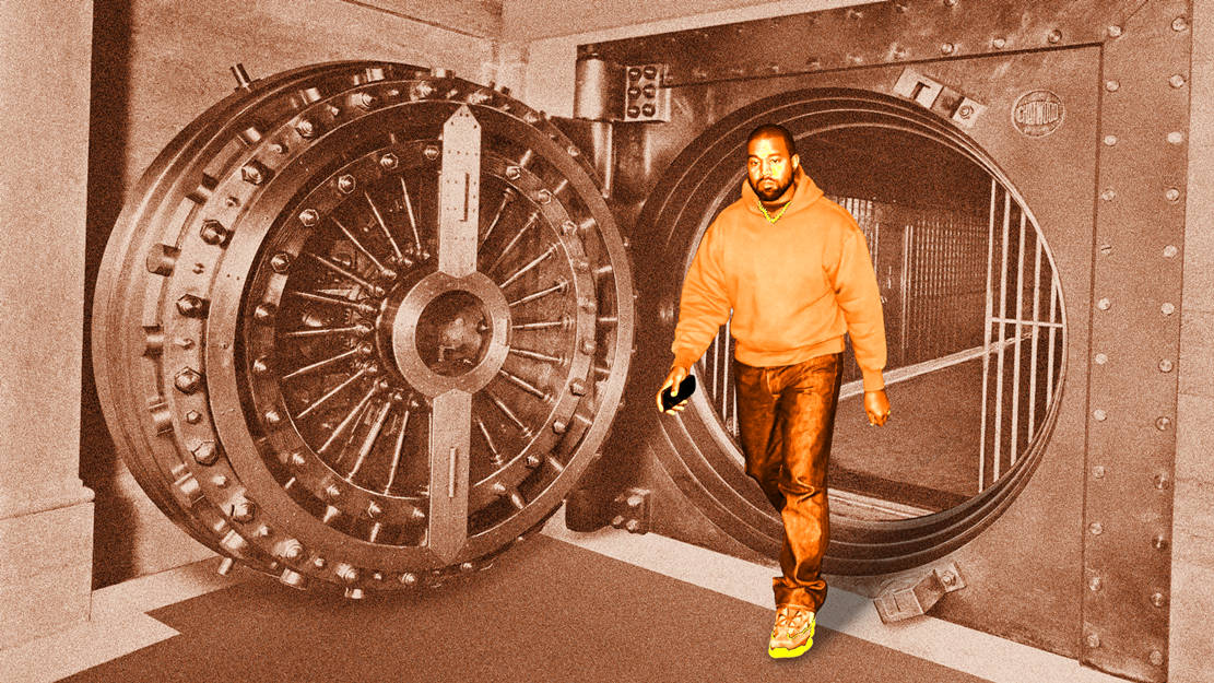 Kanye West Donda 桌布 壁紙 — 一名身穿橙色連帽衫的男子自信地走過一扇巨大的打開的銀行金庫門，腳上穿著一雙發光的黃色運動鞋。