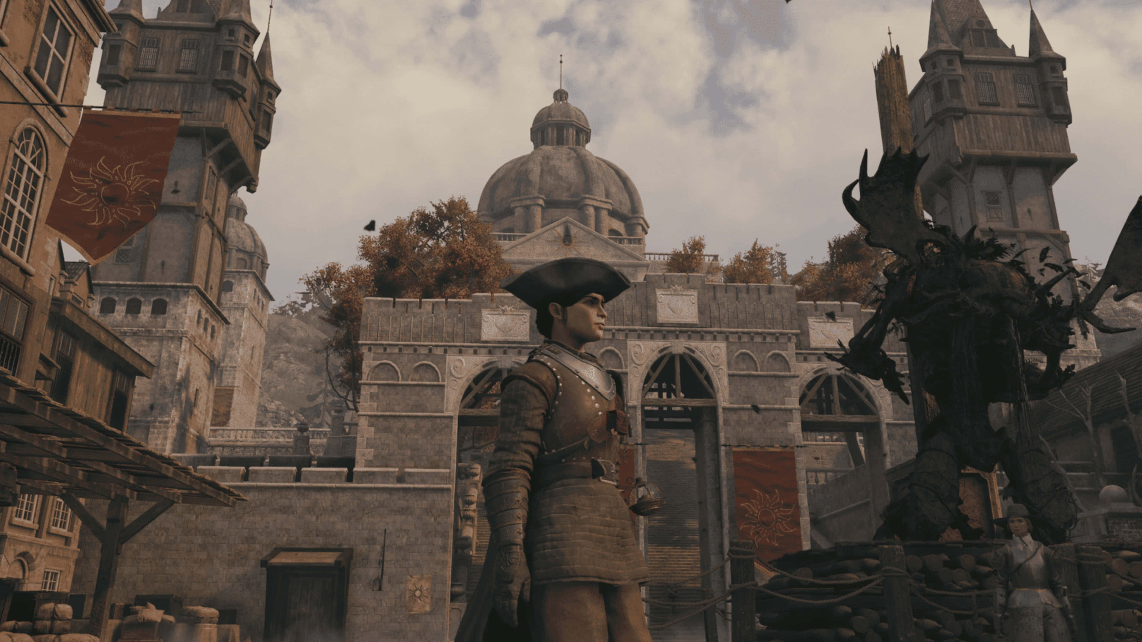 Greedfall 桌布 壁紙 — 一名身穿歷史盔甲的士兵站在中世紀城鎮廣場上，面對著陰天下一座高聳的惡魔形象。