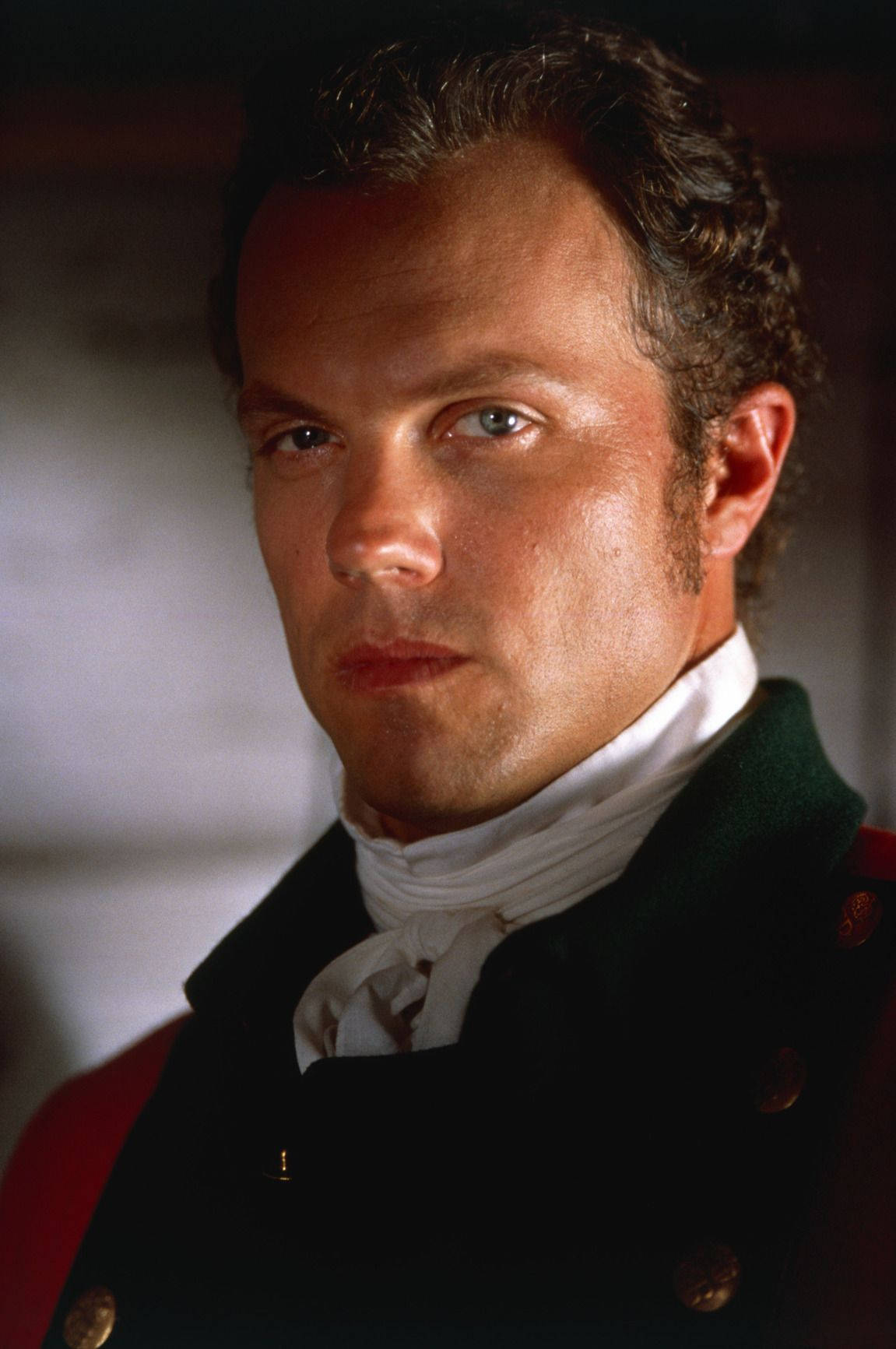 adam baldwin 桌布 壁紙 — 一名身穿歷史軍裝的男子特寫肖像，眼神銳利，燈光效果強烈。
