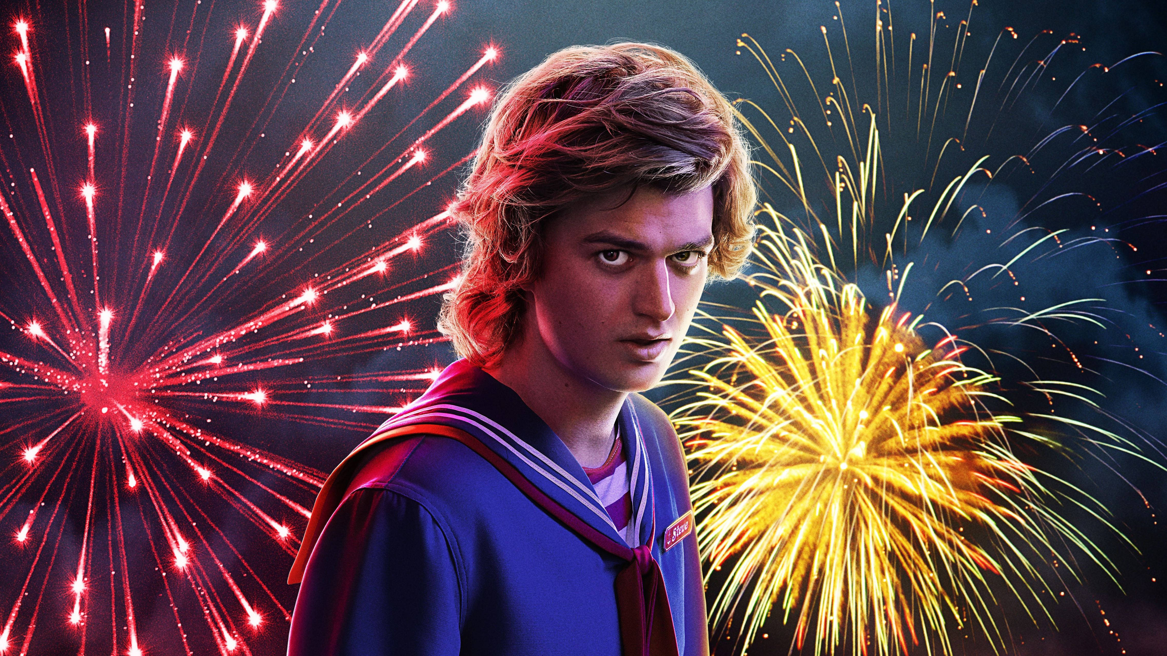 Stranger Things 3 桌布 壁紙 — 一名身穿水手服的年輕男子站在漆黑的天空下，天空被鮮豔的紅色和黃色煙火照亮。