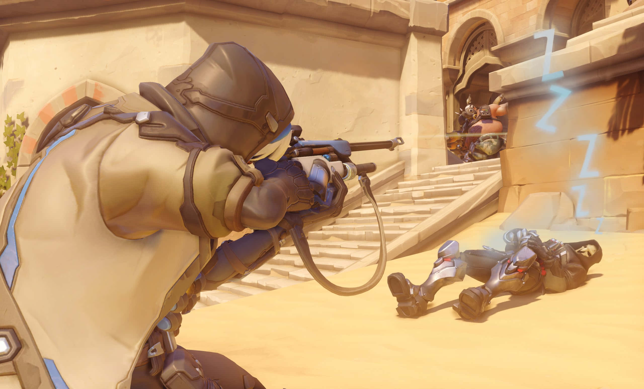 Overwatch Roadhog 桌布 壁紙 — 一名身穿沙漠盔甲的士兵，在古老石造建築附近的沙梯上，用步槍瞄準一名倒下的敵人。