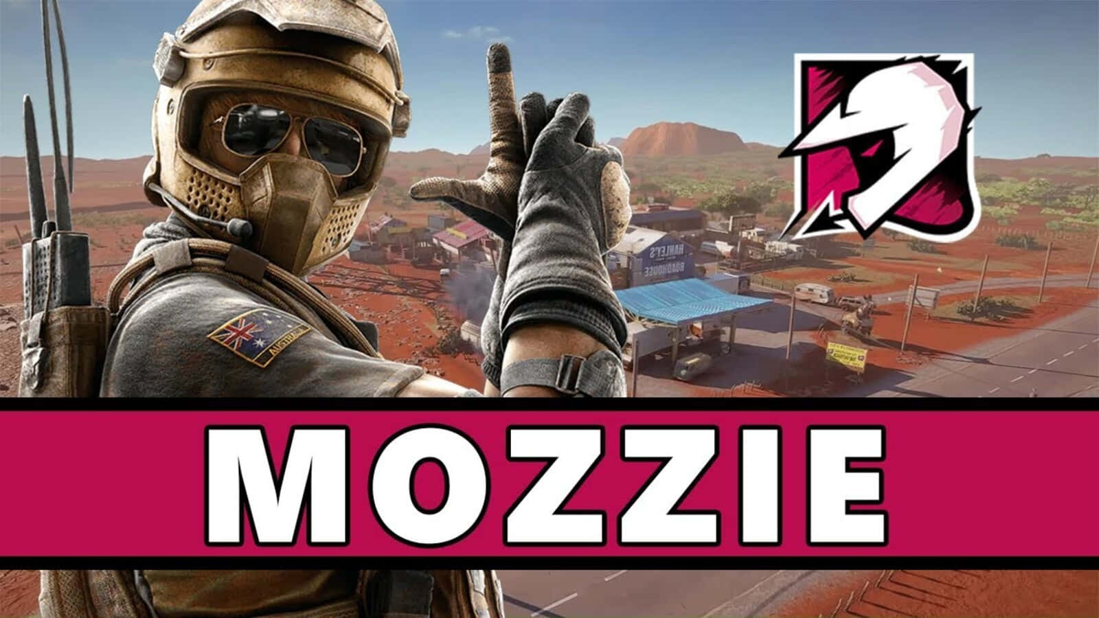 Rainbow Six Siege Mozzie 桌布 壁紙 — 一名身穿沙漠裝備的士兵在塵土飛揚的小鎮背景下，以紅色岩層為襯，做出和平手勢。