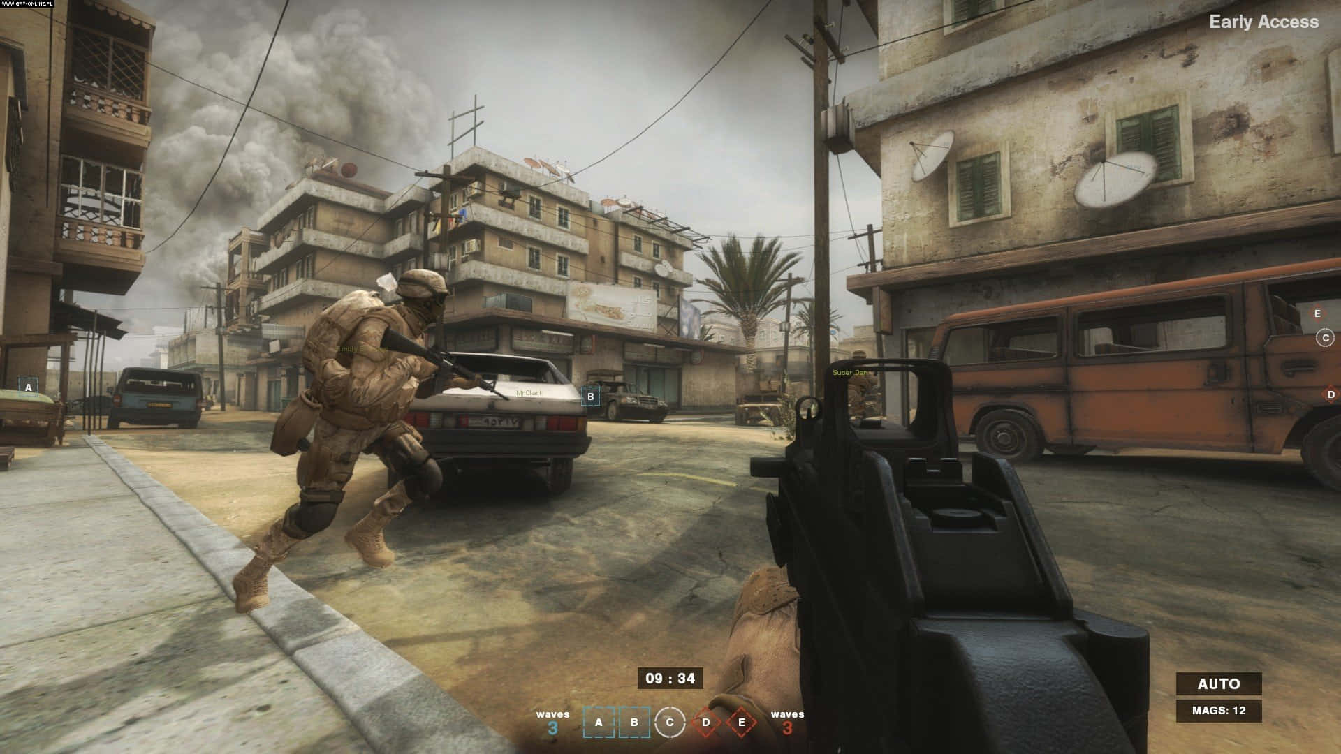 Fps Games 桌布 壁紙 — 一名身穿沙漠裝備的士兵在戰火摧殘的城市街道上奔跑，身後倒塌的建築物冒出濃煙。
