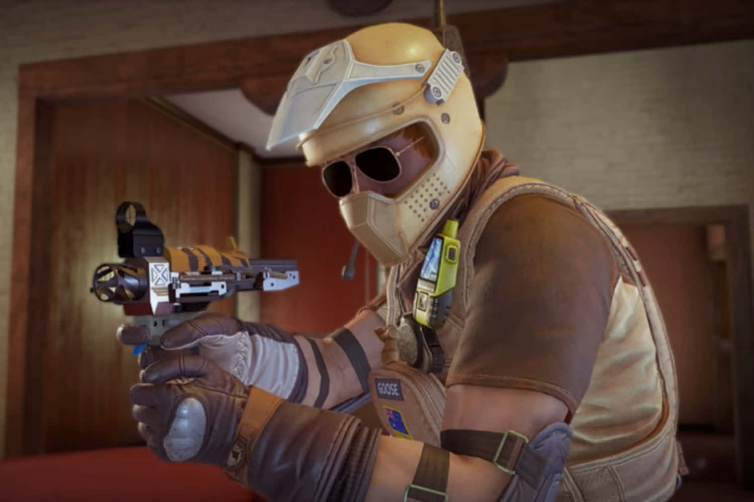 Rainbow Six Siege Mozzie 桌布 壁紙 — 一名身穿沙漠裝備的士兵在溫暖燈光的木製房間內瞄準未來武器。