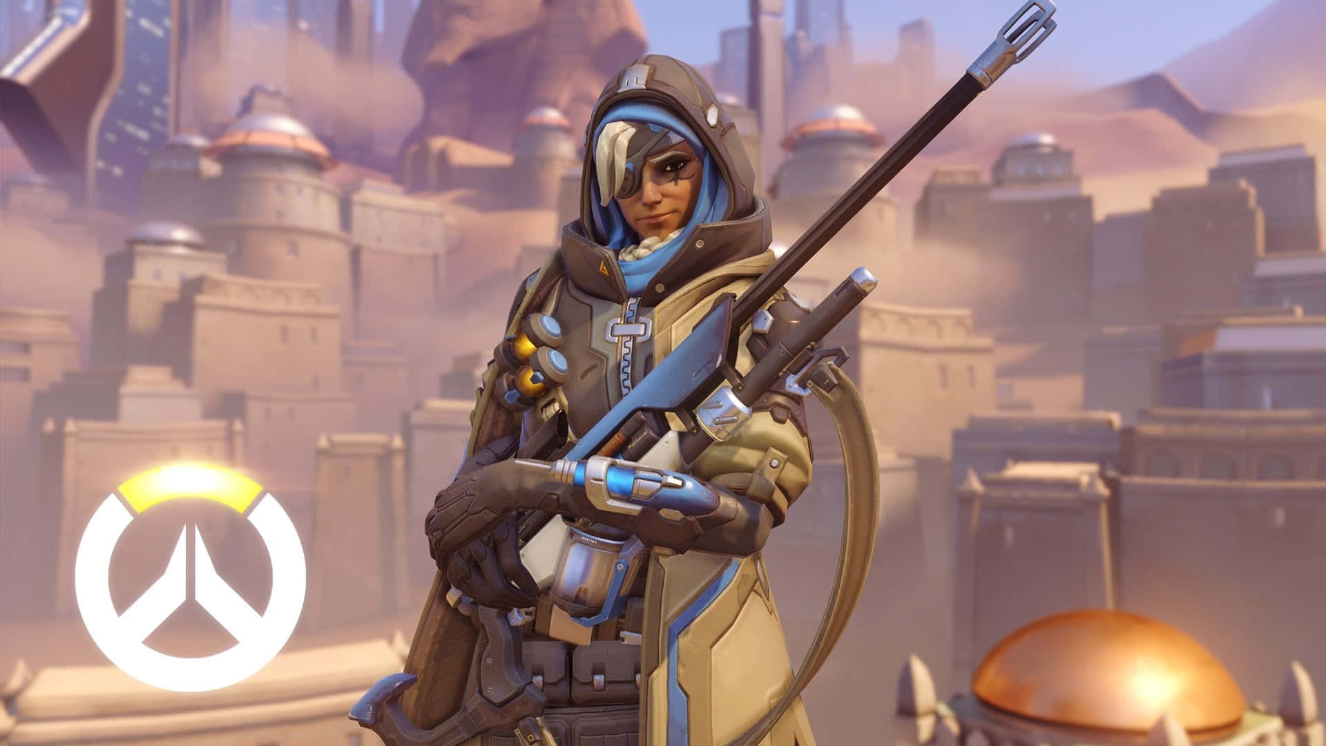 Overwatch Ana 桌布 壁紙 — 一名身穿沙漠裝甲的未來戰士，在朦朧的城市景觀背景下手持狙擊步槍。