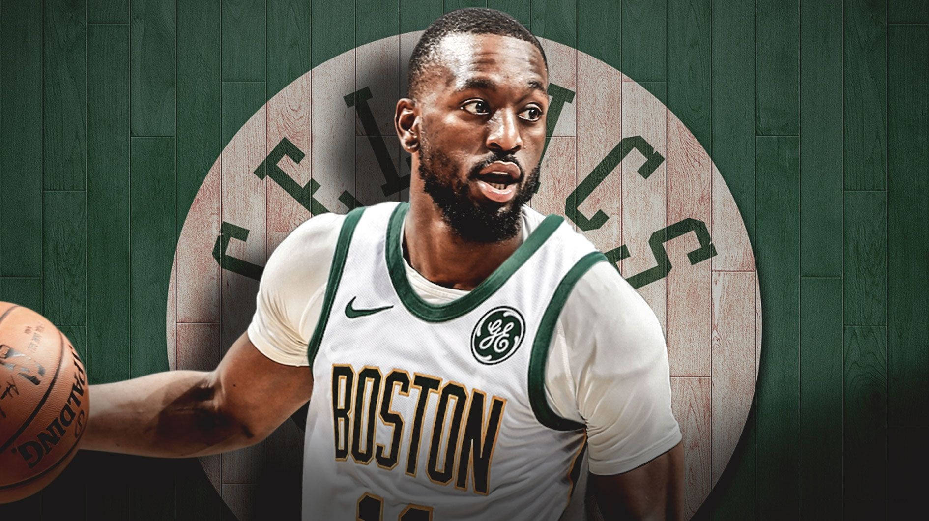 Kemba Walker 桌布 壁紙 — 一名身穿波士頓塞爾提克球衣的籃球運動員，在綠色木質球場背景前手持籃球，背景有球隊標誌。