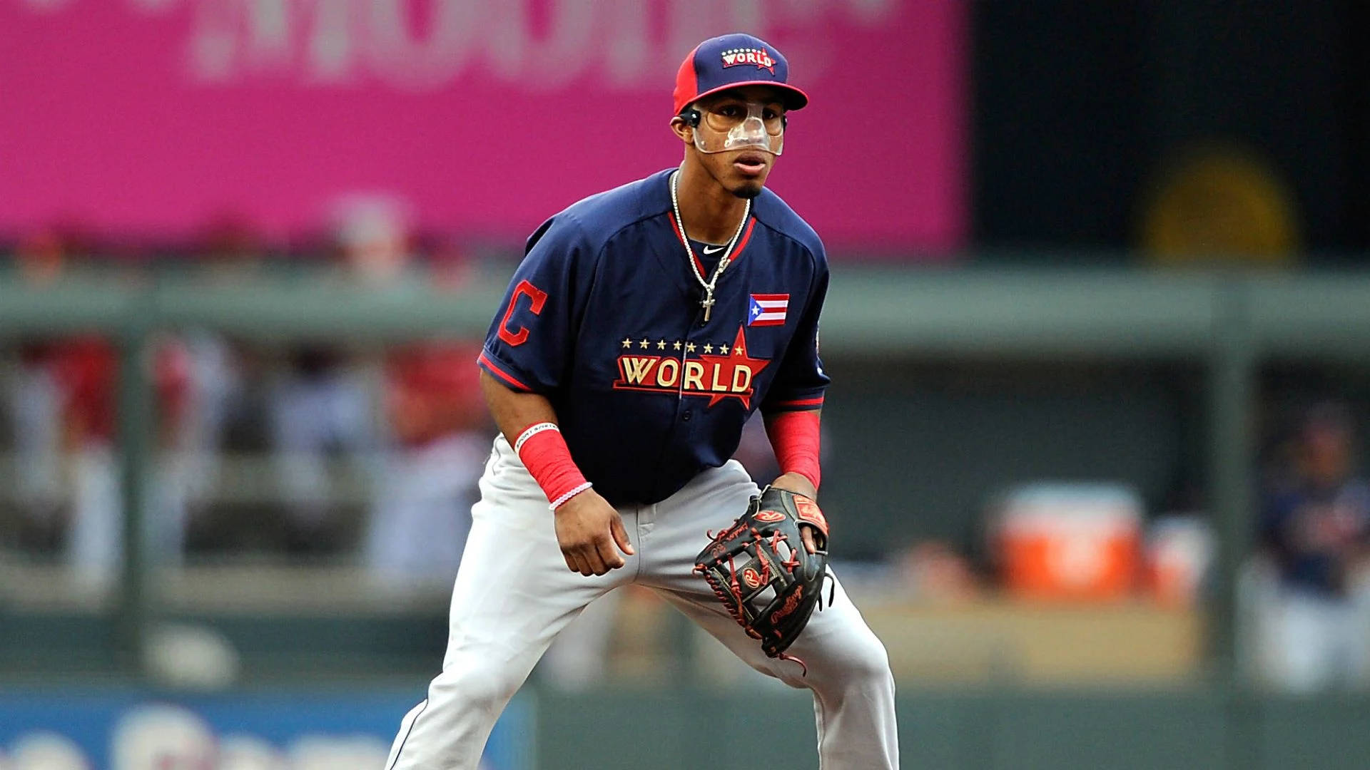 Lindor 桌布 壁紙 — 一名身穿波多黎各世界隊球衣的棒球手在球場燈光下蹲伏準備。