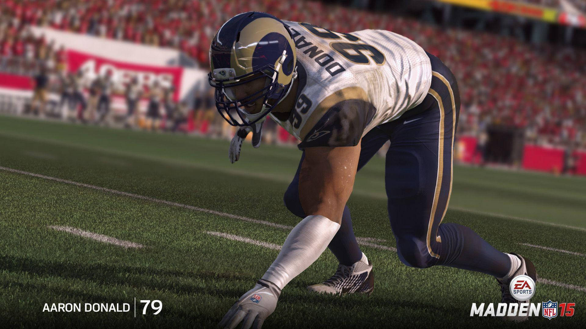 運動 桌布 壁紙 — 一名身穿洛杉磯公羊隊球衣的足球員在 Madden NFL 15 電玩比賽中蹲在充滿活力的綠色球場上。