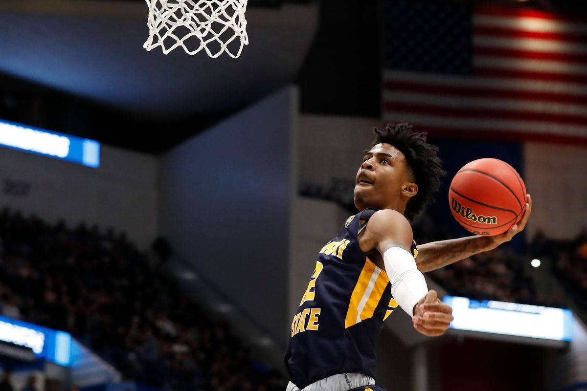 籃球運動員在半空中準備在比賽中灌籃。 — Ja Morant 動圖 壁紙
