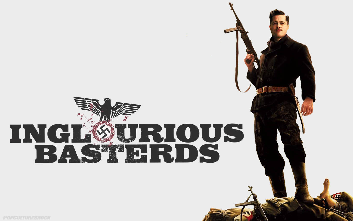 Inglourious Basterds 桌布 壁紙 — 一名身穿深色制服的士兵站在倒下的敵人身上，手持步槍，背景為純白色，並有電影標題和納粹標誌。