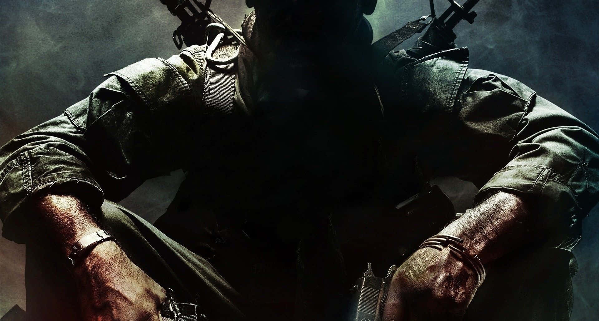 1920x1080 Call Of Duty Black Ops Cold War 桌布 壁紙 — 一名身穿深色制服的士兵蹲在陰影煙霧中，手持手槍，專注力極強。