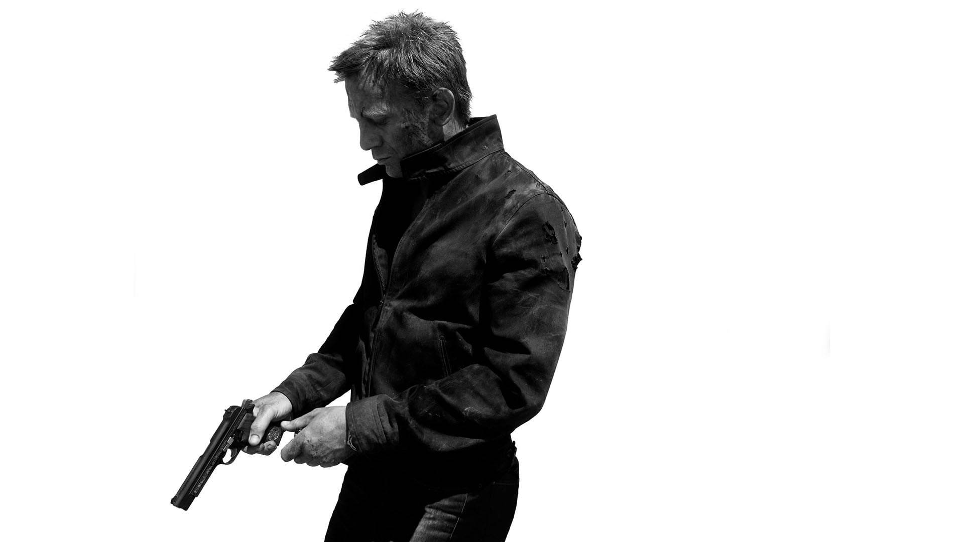 Daniel Craig 桌布 壁紙 — 一名身穿深色外套的男子，在純白背景下專注地握著手槍。