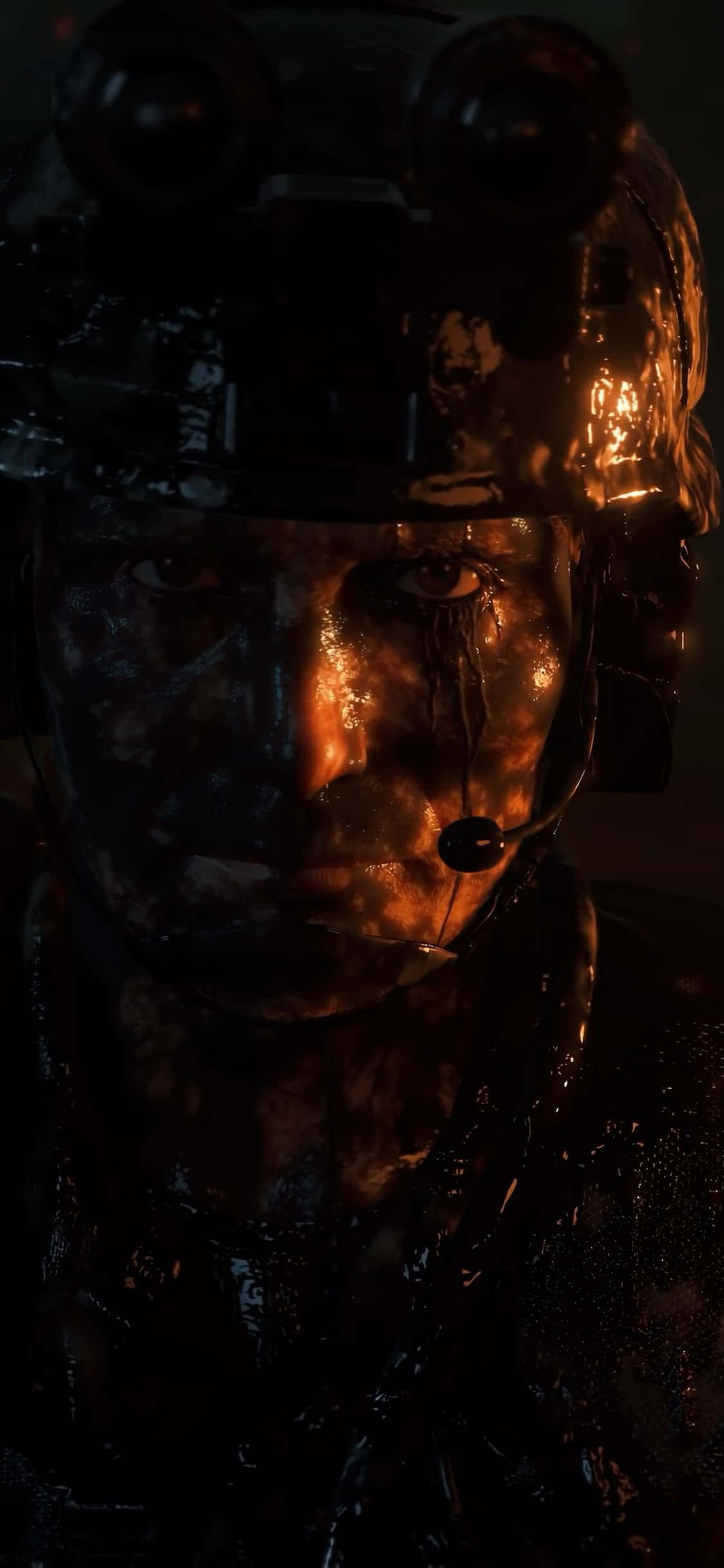 iPhone Xs Death Stranding 桌布 壁紙 — 一名身穿深色戰術裝備、頭盔上帶有橙色發光燈光的士兵在昏暗光線中凝視。