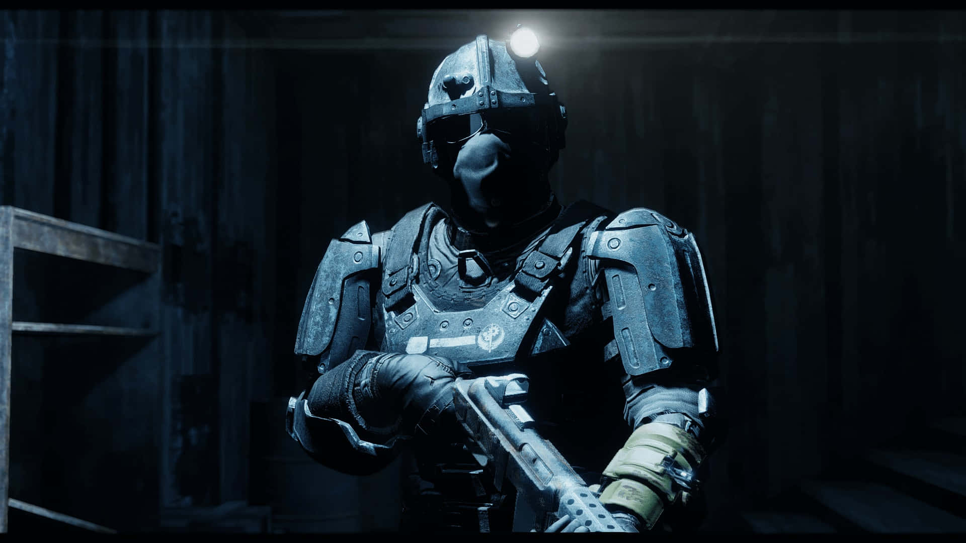 Fallout Brotherhood Of Steel 桌布 壁紙 — 一名身穿深色戰術裝備、頭盔帶燈的士兵，在昏暗的倉庫中持步槍站立。