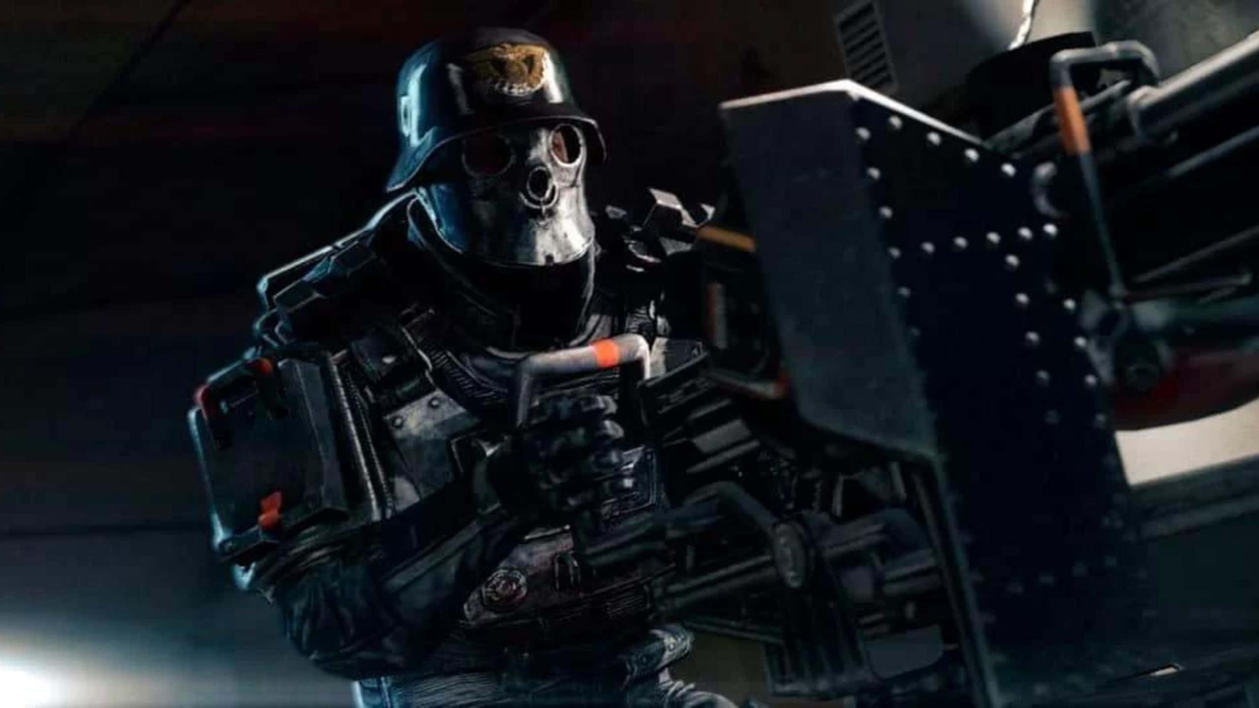 Wolfenstein Ii 桌布 壁紙 — 一名身穿深色戰術裝備和骷髏面具的士兵在昏暗的工業環境中瞄準重型武器。