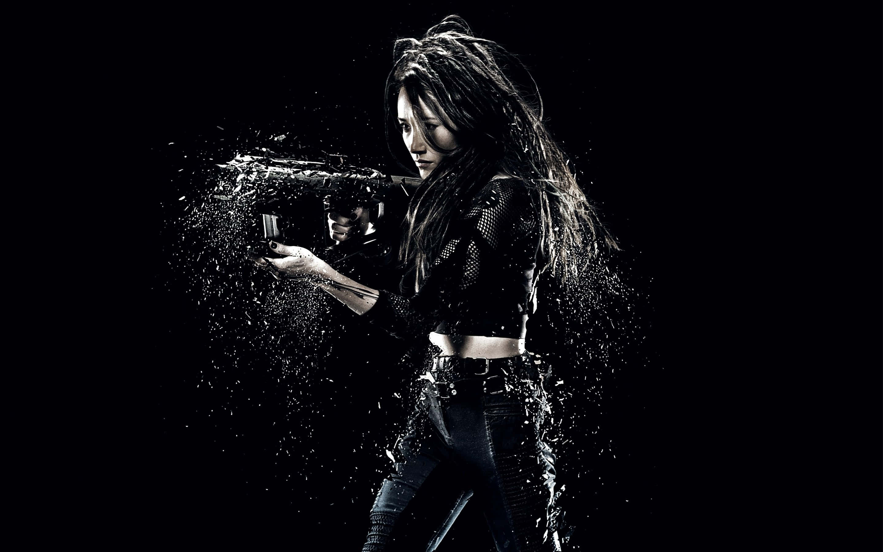 maggie q 桌布 壁紙 — 一名身穿深色服裝的女子在黑色背景前開槍，帶有戲劇性的飛濺效果。