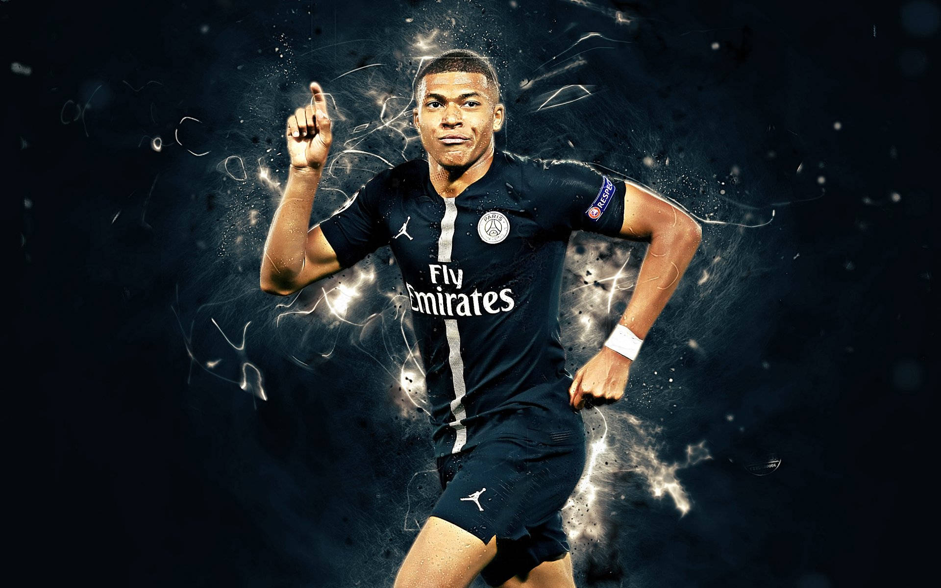 Kylian Mbappe 桌布 壁紙 — 一名身穿深色球衣的動感足球員向前奔跑，周圍電光四射，背景是宇宙黑色。