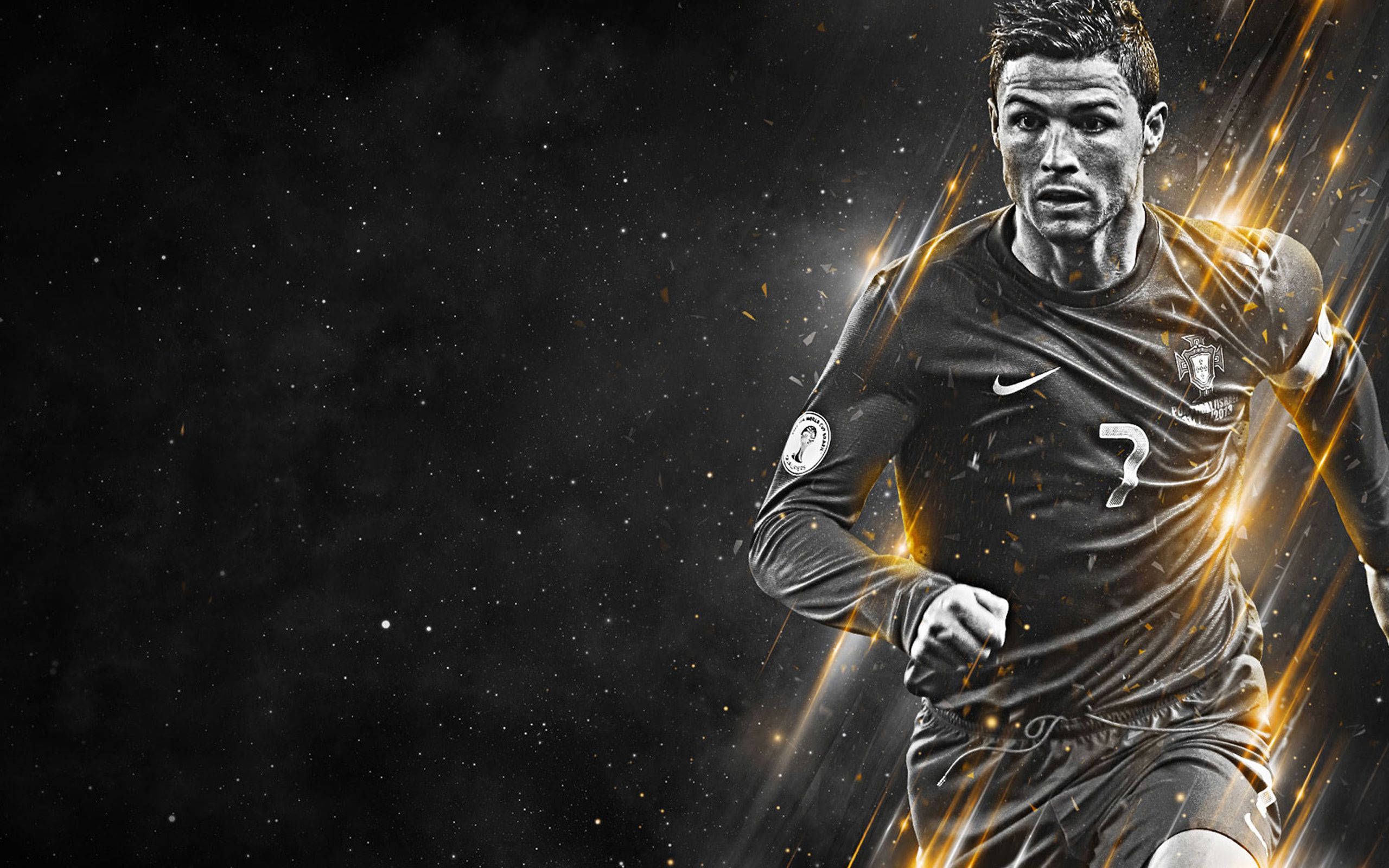 cr7 桌布 壁紙 — 一名身穿深色球衣的動感足球運動員向前奔跑，身後爆發出金色光芒，背景是星光點點的黑色。
