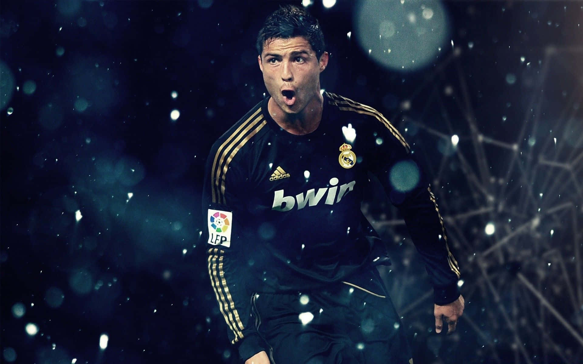 Ronaldo 桌布 壁紙 — 一名身穿深色皇家馬德里球衣的足球員在雪夜中奔跑，發光粒子在他周圍旋轉。