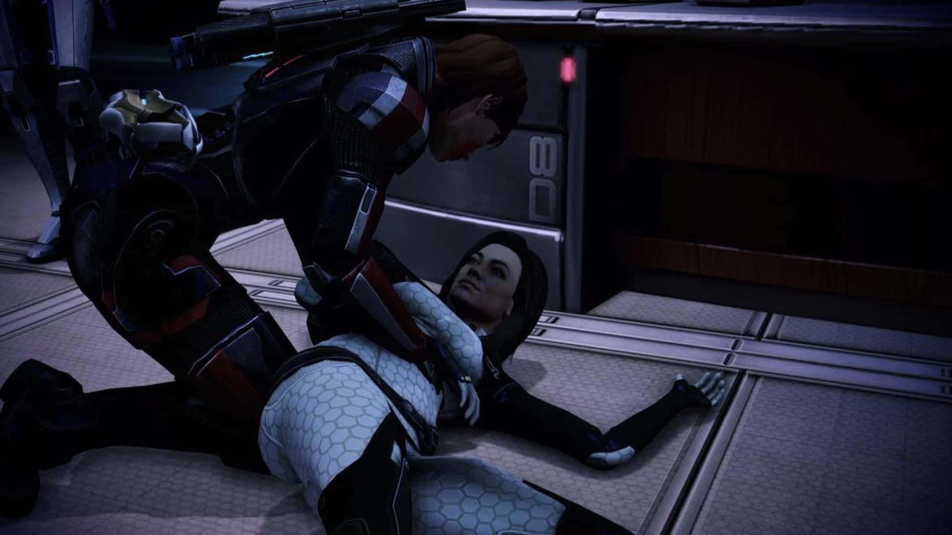 Miranda Lawson 桌布 壁紙 — 一名身穿深色盔甲的士兵跪在一位身穿白色六角形圖案盔甲的倒下的戰友旁邊，身處昏暗的未來風格走廊的金屬地板上。